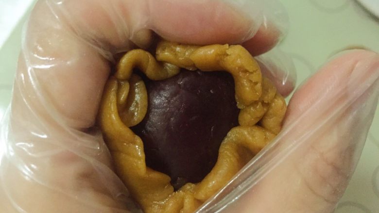 黑糖紫薯广式月饼,包入馅料,这里的紫薯馅用的是广州酒家品牌的,你也可以选择自己喜欢的其他口味的