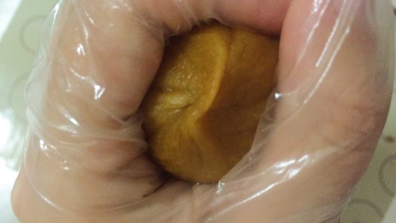 黑糖紫薯广式月饼,包好馅的面团收口处一定收紧,避免漏馅