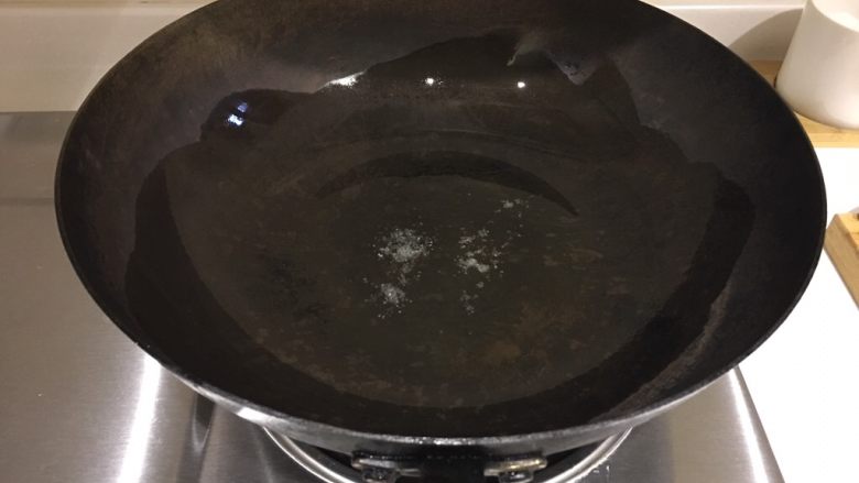红烧鲫鱼,热油,多倒一点 转一圈
