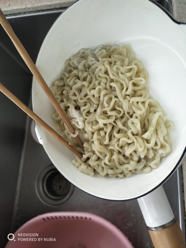 花样面条+炭烧火辣鸡排面,面条煮开以后把水撇掉