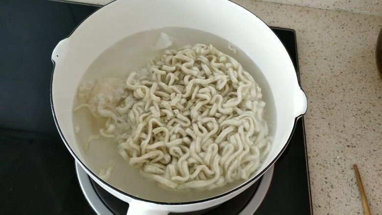 花样面条+炭烧火辣鸡排面,水烧开以后放入面饼,也可以加点菜,或者打个鸡蛋