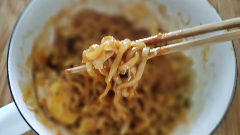 花样面条+炭烧火辣鸡排面,拌匀以后就可以吃啦,呼啦啦,辣的头皮发麻,带劲儿