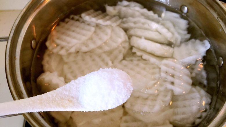 非常入味的红烧萝卜,将切好的萝卜放入锅中,加入适量水,一小勺盐,开大火煮