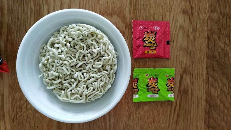 花样面条+炭烧火辣鸡排面,调料包,红配绿,哈哈,我喜欢的粗面,很有嚼劲。