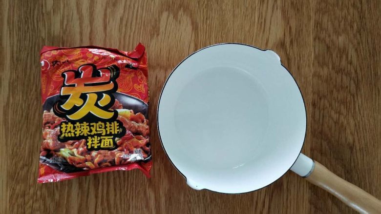 花样面条+炭烧火辣鸡排面,一袋泡面,一口锅