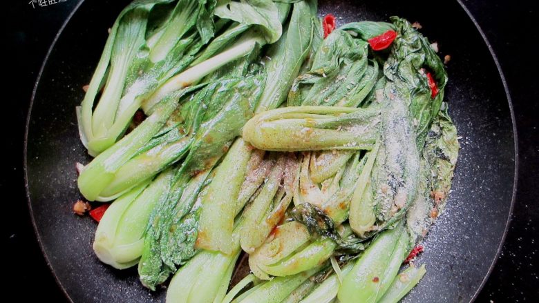 香辣蒜末青菜,青菜快熟后放少许蒜蓉,盐和鸡精、一点点五香粉进行调味