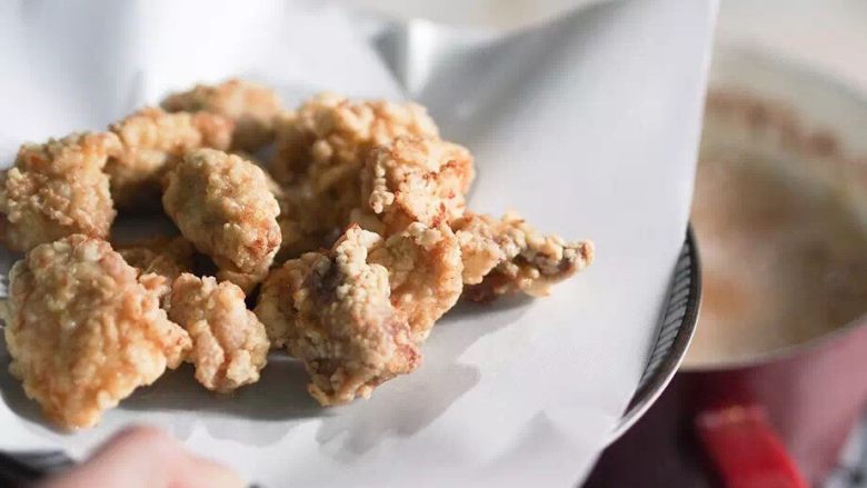 菠萝咕噜,高温复炸一遍会使肉的表面变的更加酥脆，
捞起备用