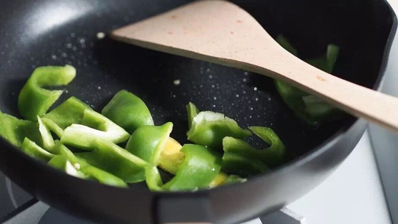 菠萝咕噜,锅里放少许底油，
放入姜片和青椒块略炒