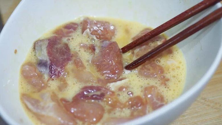 菠萝咕噜,一颗<a style='color:red;display:inline-block;' href='/shicai/ 9'>鸡蛋</a>打入腌制好的肉里，
让肉均匀裹上蛋液
