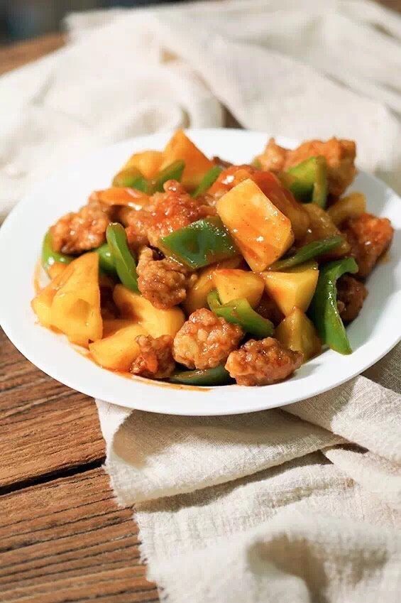 菠萝咕噜,起锅上菜～
我想，家里的孩子一定会超爱这道菜，
也愿保持童心的你，
会喜欢这道菜。