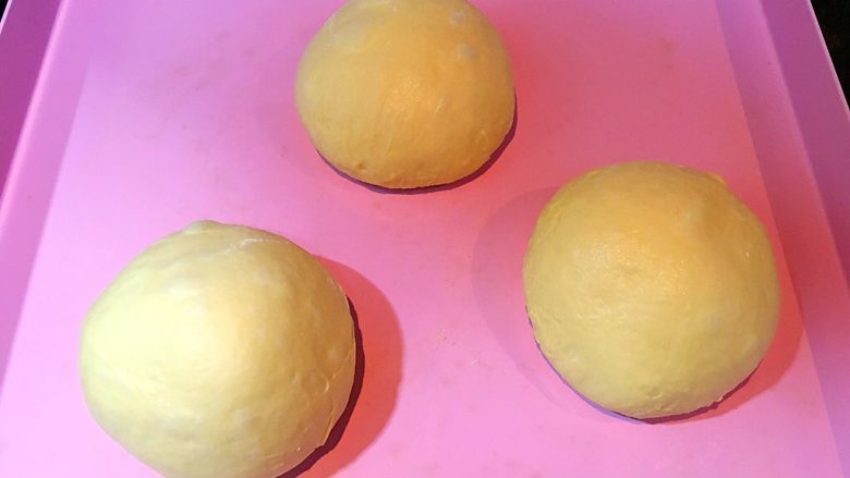 红萝卜白吐司,滚圆,盖保鲜膜松弛20分钟