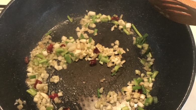 葱香蟹,下备好的葱白 辣椒 蒜头 生姜末,翻炒至出香味