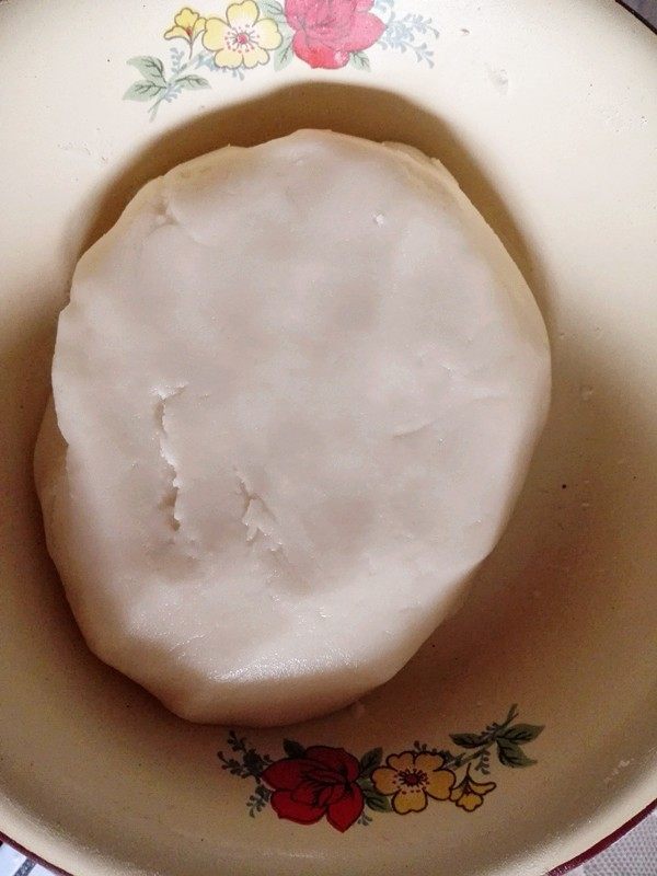 美味蛋黄酥,油酥全部材料捏揉混合成团,放一边醒发