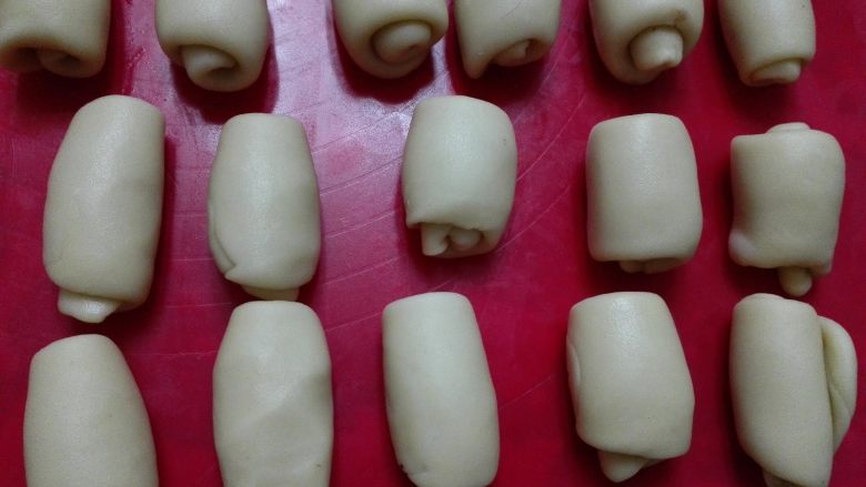 美味蛋黄酥,卷起,静置松驰20分钟,盖上保鲜膜
