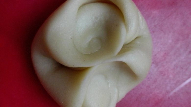 美味蛋黄酥,取一个面剂子,两侧向中间用手指压扁,擀成圆饼