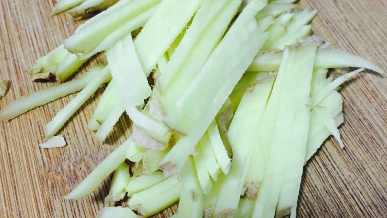 红烧素鸡,姜切片或丝(两片就够了,图片里包含其他菜的量)