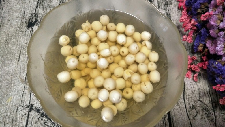 Diy月饼馅料~莲蓉馅,莲子浸泡两个小时左右