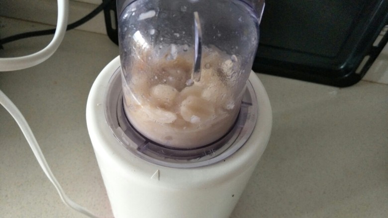 Diy月饼馅料~莲蓉馅,煮好的莲子放入料理机打成蓉