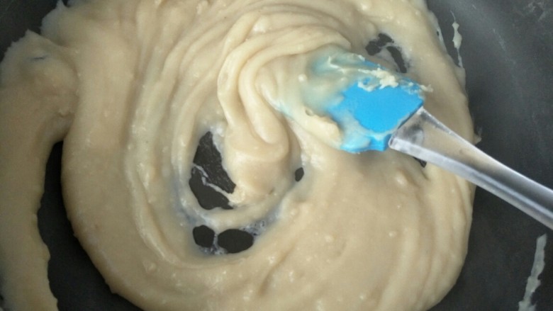 Diy月饼馅料~莲蓉馅,小火不断用硅胶刮刀翻炒,防止结底