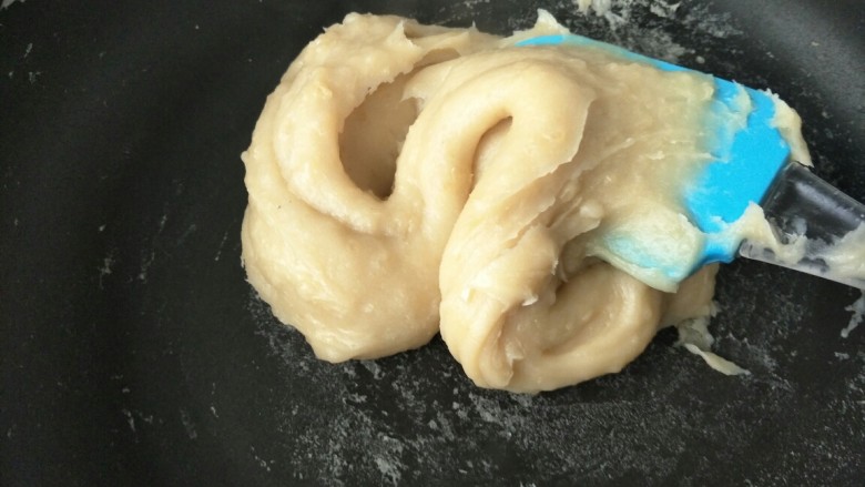 Diy月饼馅料~莲蓉馅,炒至抱团即可,这个过程大约要半个小时。