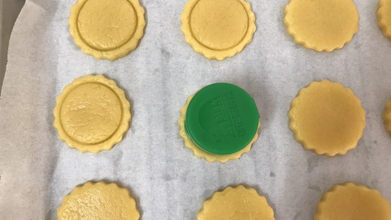 萌萌纽扣小饼干,再用小模具在饼片上压出一圈痕迹,切记,七分深度就好了,不过底哟