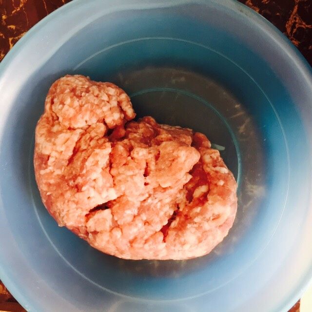 油炸肉丸子,准备好肉馅,超市买的,最好买肥瘦相间的