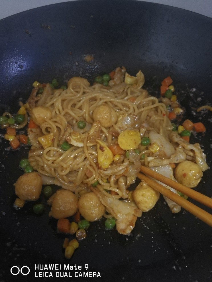 花样面条+五花肉鸡丸咸鸭蛋意面,锅内放黄油或豆油煸五花肉，放入玉米和豌豆和鸡丸，倒老抽许上色，炒几下放咸鸭蛋搅碎。放入煮好的意面搅拌。