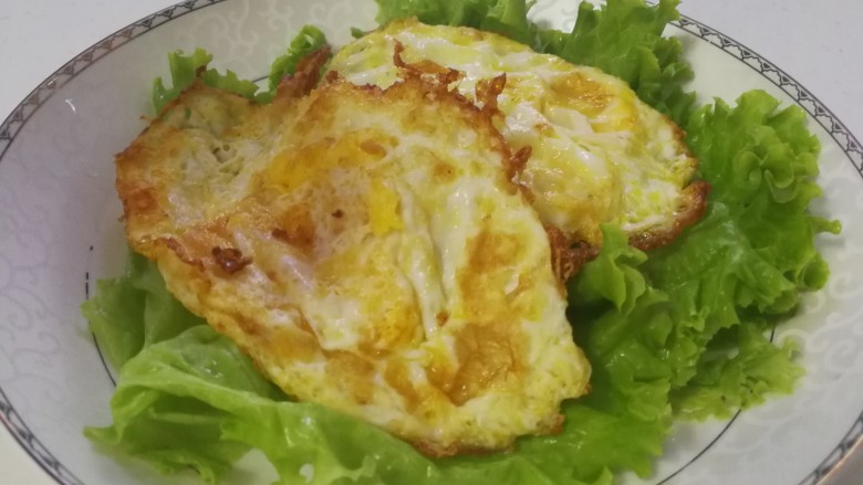 花样面条+五花肉鸡丸咸鸭蛋意面,我食量大,所以另起锅煎蛋🍳蛋黄上放少许盐。然后<a style='color:red;display:inline-block;' href='/shicai/ 121'>生菜</a>垫底。目的是食用时不油腻,装盘美观,够吃哈哈。