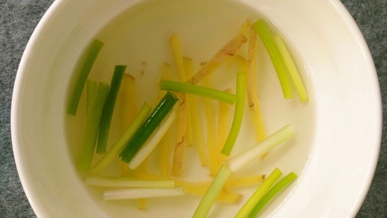 鲜虾蔬菜饼,葱切段、姜切丝,加少许温水,调成葱姜水备用。