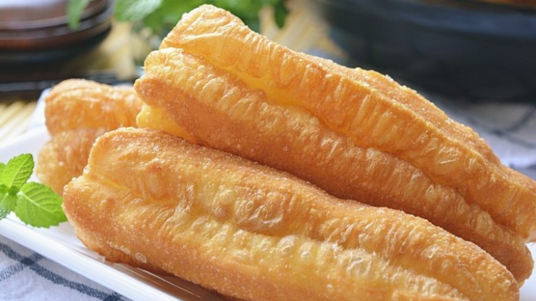 香酥油条,炸至金黄便可捞出,趁热食用非常酥嫩香脆哦