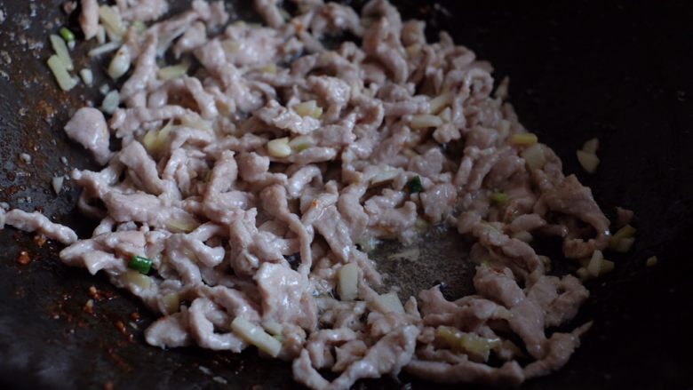 【再添一碗饭】の鱼香肉丝,再放入肉末一起翻炒均匀,动作要快,免得肉粘锅了