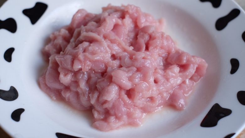 【再添一碗饭】の鱼香肉丝,把腌肉汁和肉混合均匀，先腌制15分钟左右