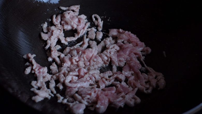 【再添一碗饭】の鱼香肉丝,大火热油,快速得把肉丝翻炒均匀,直至变色