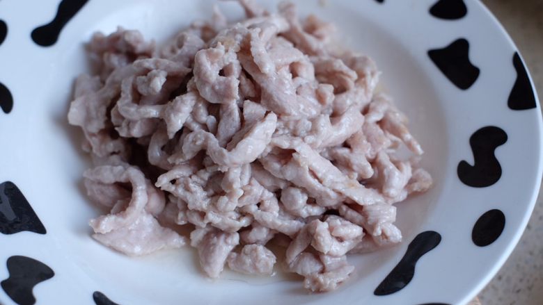 【再添一碗饭】の鱼香肉丝,捞出,盛盘备用
