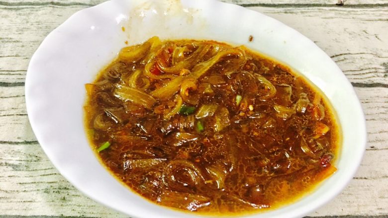 红焖猪颈骨,盛处骨头后剩下的汤汁再放一些宽粉炖煮十分钟也很好吃哒~
