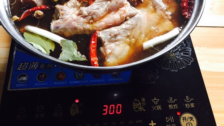 红焖猪颈骨,电磁炉开炖火焖煮约180分钟,中间放适量盐,将骨头翻面一次