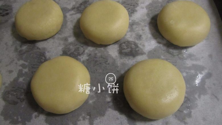 【苏式五仁月饼】,依次包好20个生坯,收口朝下放置,用手轻轻压扁成厚饼状
(底面垫的是油纸,看起来很多油是因为之前已经烤过一盘了,有出油)