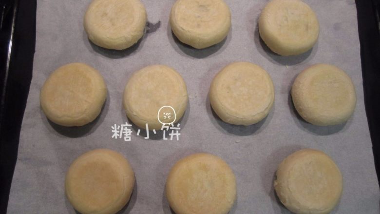 【苏式五仁月饼】,送入预热好180摄氏度的烤箱烤30分钟,中途翻一次面