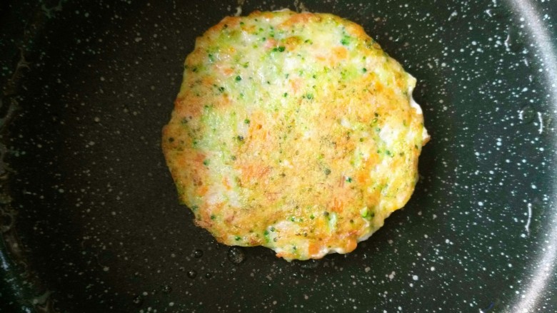 鲜虾蔬菜饼,锅中抹一层薄薄的油,取适量虾仁蔬菜碎滩成圆饼,煎至两面金黄即可。