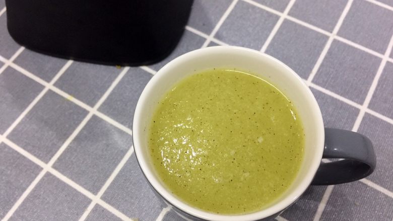 奇异果雪梨汁,榨汁机设定果蔬汁，一两分钟就好啦～