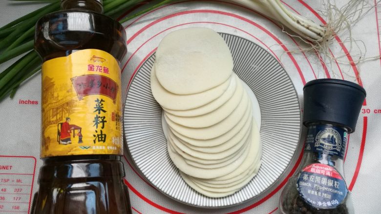 饺子皮变身葱油饼,准备食材。