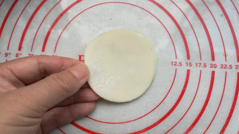 饺子皮变身葱油饼,盖上一片饺子皮,然后再次重复3—6的步骤。最多6—7张饺子皮,太多了不容易擀开。