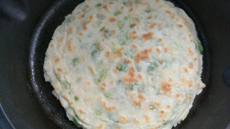 饺子皮变身葱油饼,翻面,两面都变成金黄色,出锅装盘。