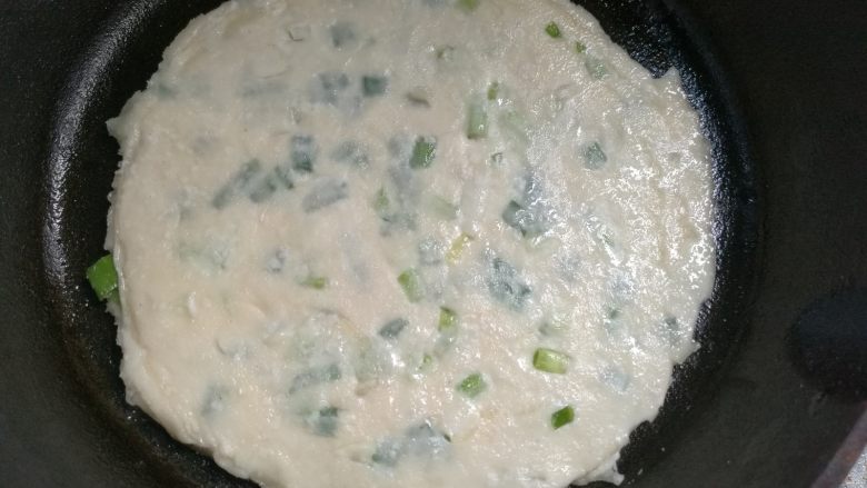 饺子皮变身葱油饼,平底锅烧热刷少量油,小火烙至金黄。