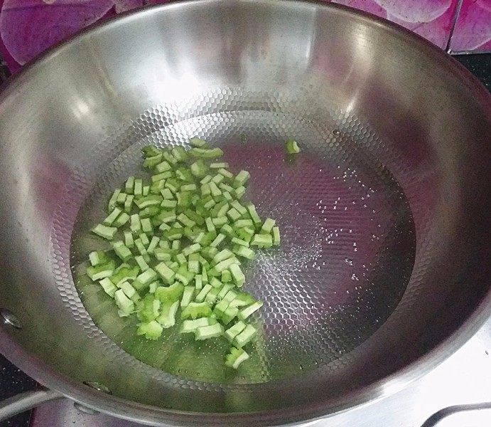 青提苦瓜蜂蜜汁,水中加1汤匙白糖烧开,放入苦瓜丁