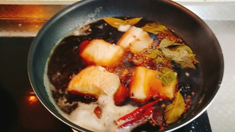 肉夾馍,另起一锅水,放入调料包,加水没过焯好肉,加葱姜各十克,开炖!