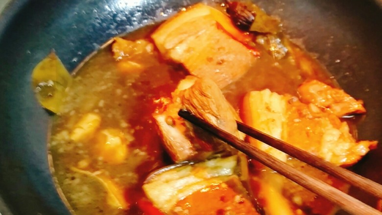 肉夾馍,大火烧开,小火慢炖2一3小时,肉烂不散,汤汁浓稠就炖好了!