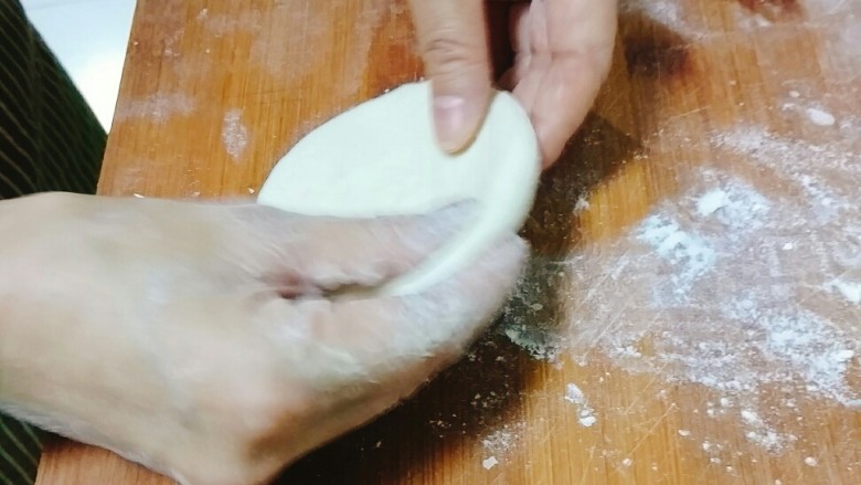 肉夾馍,擀成8㎜厚左右的圆饼,用手将饼坯转圈按一遍,使薄厚一致,圆饼更圆!