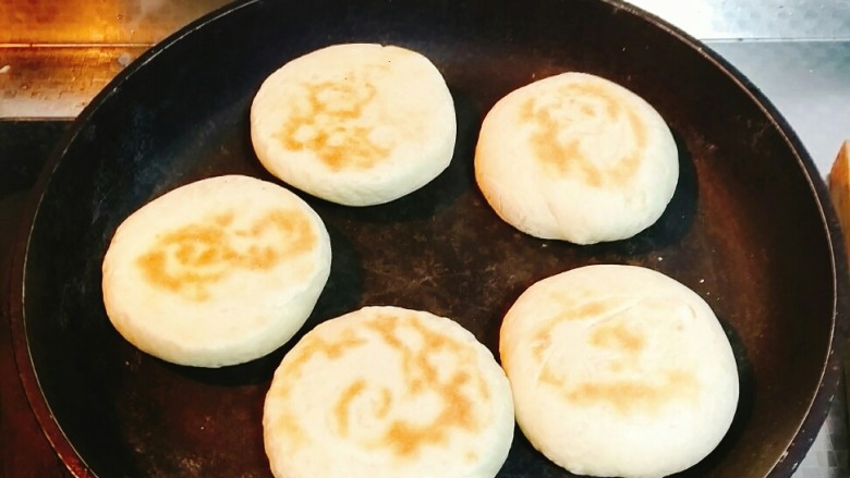 肉夾馍,不加油,放入平底锅,烙出花纹!