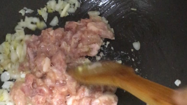 懋懋妈卤肉饭,入肉,炒至肉出油炒热,